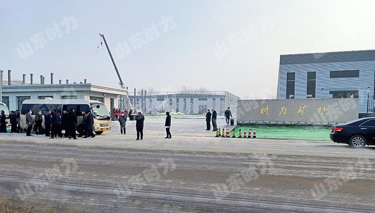 礦用四不像車(chē)廠家大門(mén)